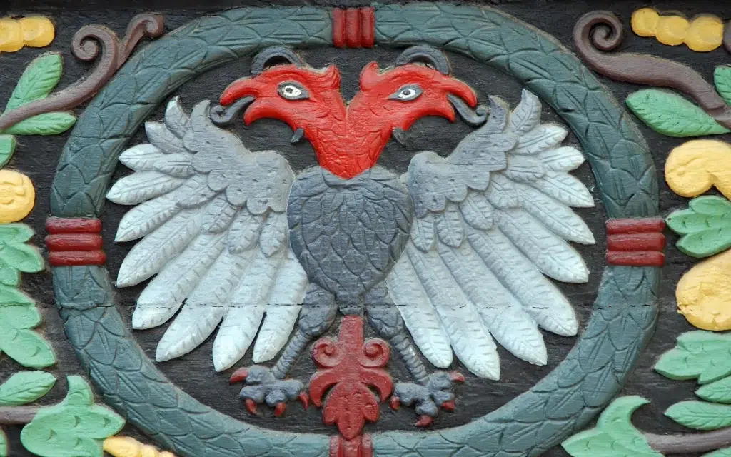 Detailaufnahme des restaurierten geschnitzten Doppeladlers von 1659 an der Alten Amts Apotheke in Bad Camberg – historisches Wahrzeichen pharmazeutischer Tradition