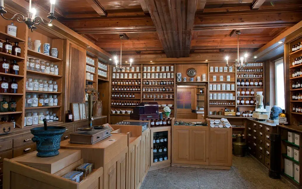 Innenansicht einer historischen Offizin von 1799 – Einblick in die pharmazeutische Arbeitsweise und Ausstattung der Alten Amts Apotheke in Bad Camberg