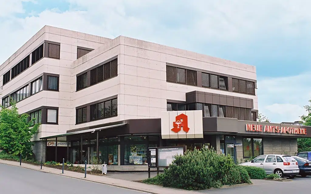 Alte Außenansicht der Neuen Amts Apotheke im Ärztehaus Bad Camberg – traditionsreiche Apotheke mit moderner Versorgungskompetenz seit der Gründung durch Ludwig Allwohn