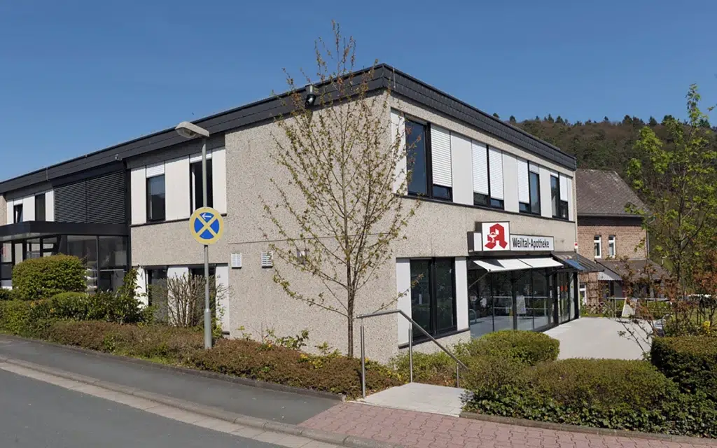 Alte Außenansicht der Weiltal Apotheke in Weilrod – traditionsreiche Apotheke der Familie Gondermann mit persönlicher Gesundheitsberatung im Weiltal