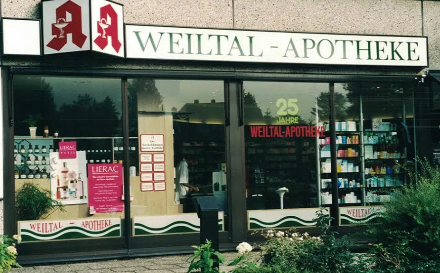Außenansicht der Weiltal Apotheke in Weilrod zur 25-Jahre-Feier – traditionsreiche Filiale der Gondermann Apotheken mit persönlicher Gesundheitsversorgung im Weiltal