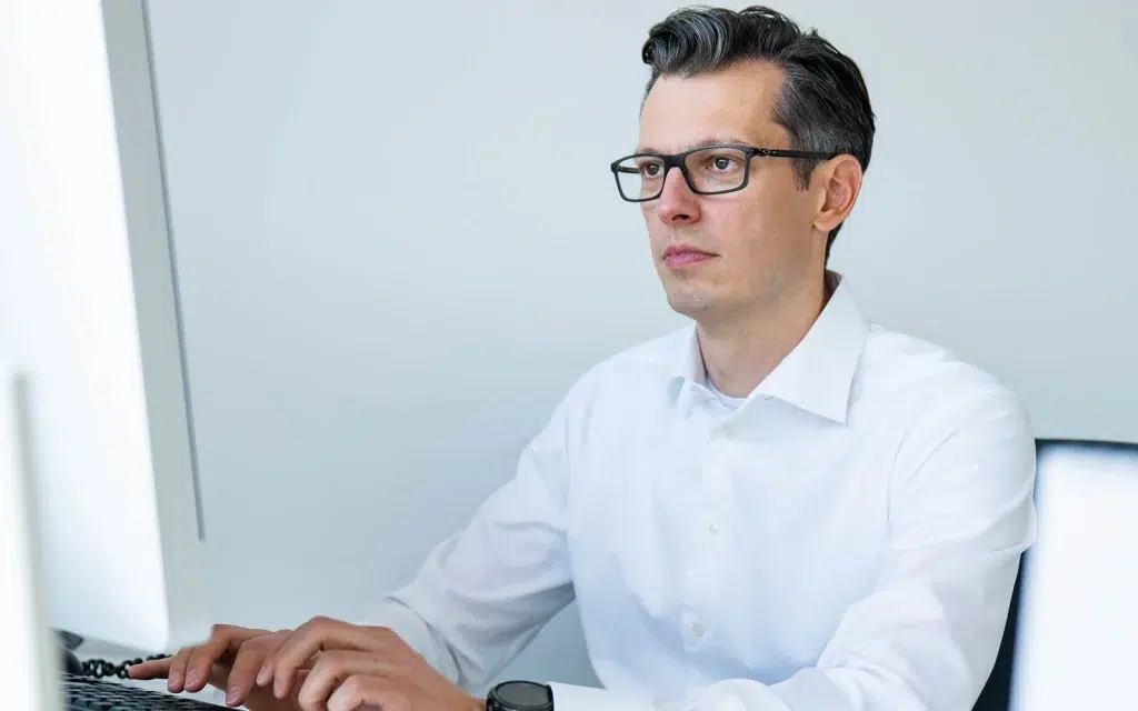 Achim Gondermann am Arbeitsplatz – moderne Apothekenführung mit digitaler Infrastruktur, Leitung der Gondermann Apotheken in siebter Generation