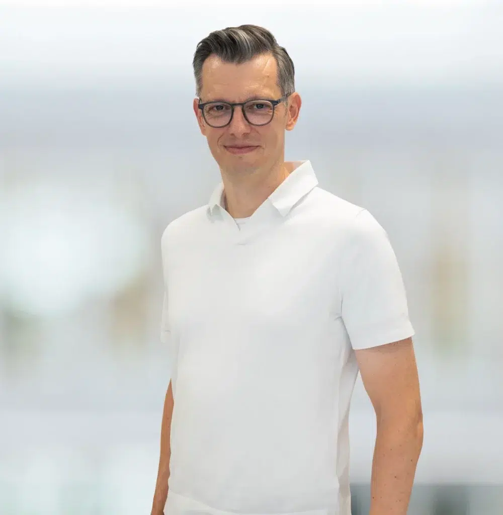 Porträt von Achim Gondermann, Apotheker und Inhaber der Gondermann Apotheken. Mit freundlichem Blick und souveräner Ausstrahlung steht er für moderne Apothekenführung in siebter Generation.