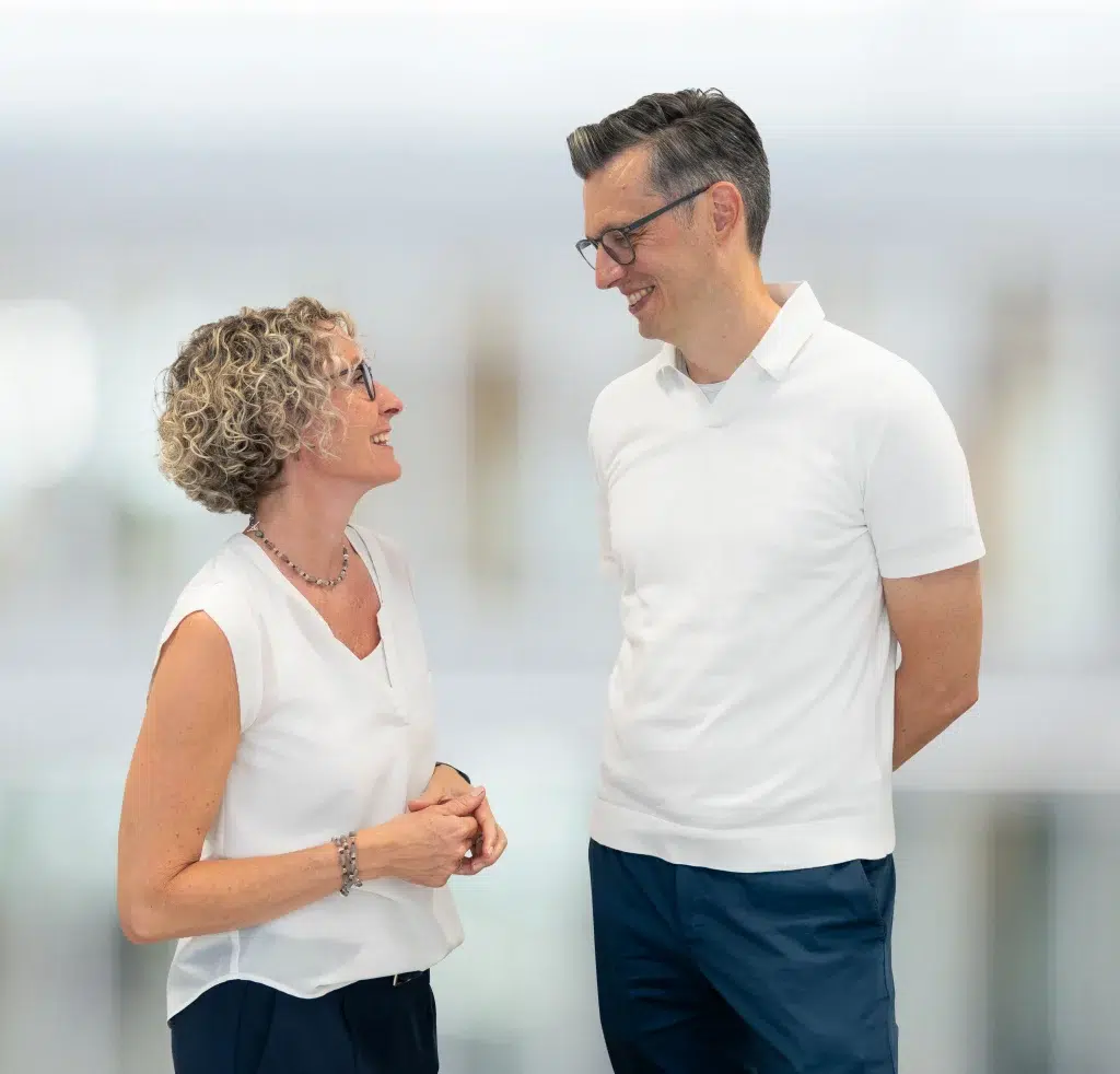 Achim und Claudia Gondermann – das geschäftsführende Ehepaar der Gondermann Apotheken blickt sich lächelnd an und verkörpert Vertrauen, Nähe und familiäre Führung im Apothekenverbund.