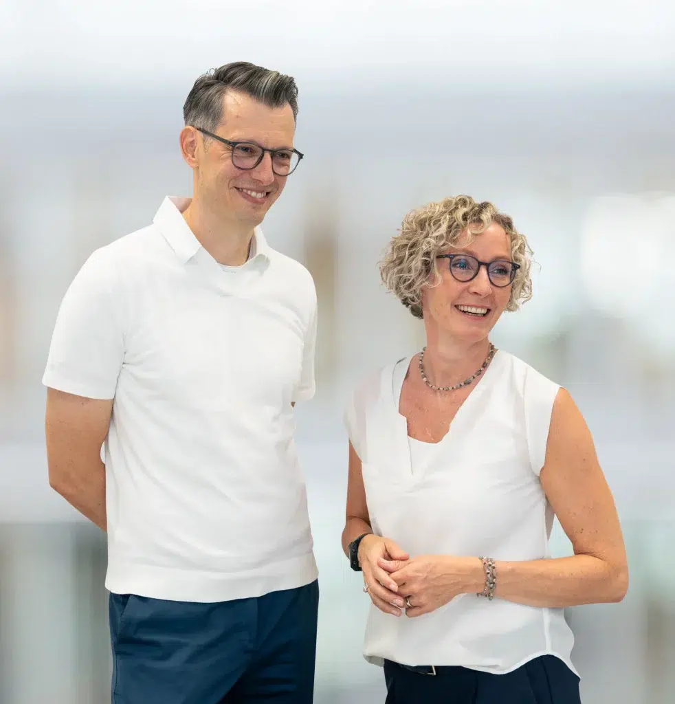 Achim und Claudia Gondermann – das geschäftsführende Ehepaar der Gondermann Apotheken lächelt den Betrachter freundlich an und steht für persönliche Nähe und pharmazeutische Kompetenz.