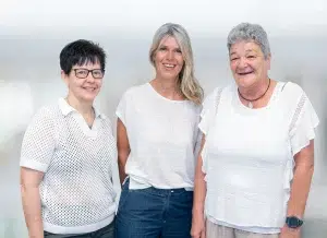 Das Buchhaltungsteam der Gondermann Apotheken. Die Mitarbeitenden lächeln in die Kamera und strahlen Teamgeist, Professionalität und Freude an ihrer Arbeit aus.