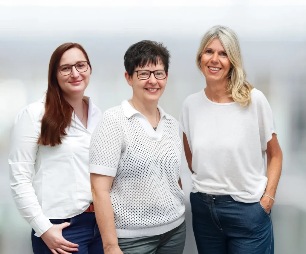 Das Buchhaltungsteam der Gondermann Apotheken. Die Mitarbeitenden lächeln in die Kamera und strahlen Teamgeist, Professionalität und Freude an ihrer Arbeit aus.