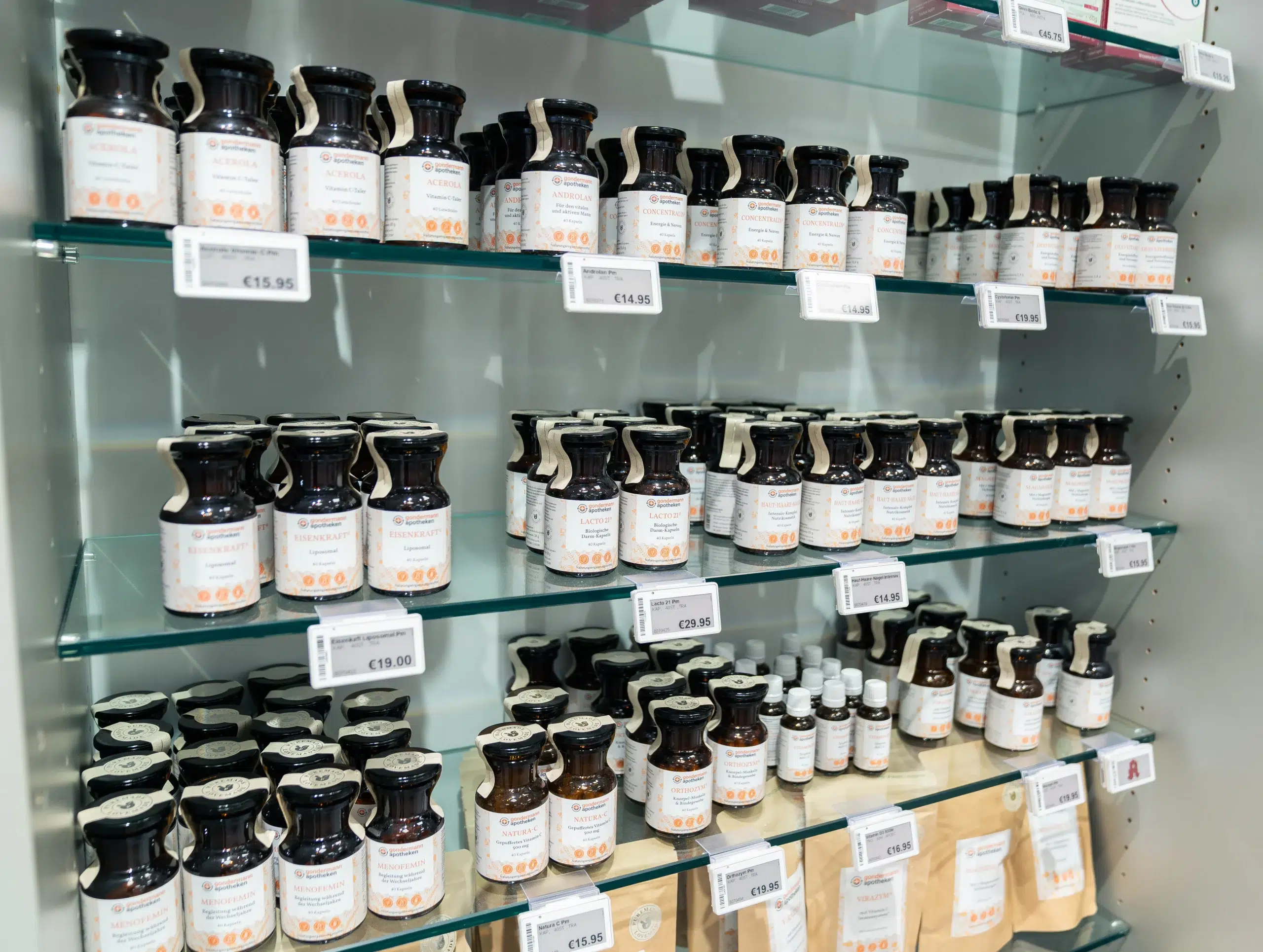 Nahrungsergänzungsmittel der Gondermann Apotheken im Verkaufsregal – hochwertige Vitamine, Mineralstoffe und Gesundheitsprodukte als Eigenmarke für mehr Wohlbefinden