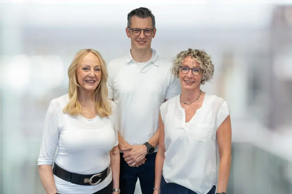 Geschäftsführende Familie Gondermann – Cornelia, Achim und Claudia Gondermann (v. l.) als Leitungsteam der Gondermann Apotheken in Bad Camberg.