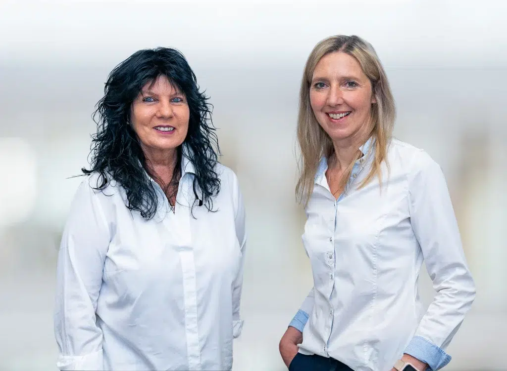 Portrait von Gaby Zabel und Christine Wengenroth – erfahrene Ansprechpartnerinnen der Heimversorgung bei den Gondermann Apotheken, engagiert für individuelle pharmazeutische Betreuung