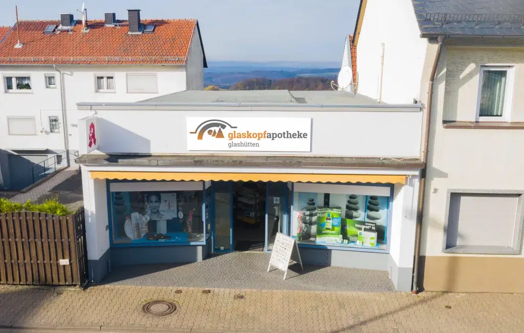 Moderne Außenansicht der Glaskopf Apotheke in Bad Camberg – zentrale Lage, kompetente Gesundheitsberatung vor Ort