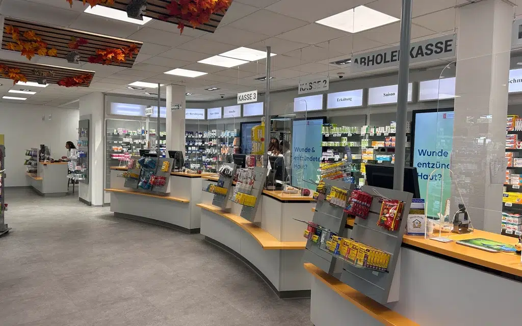 Innenansicht der Neuen Amts Apotheke in Bad Camberg – moderne Kassenbereiche mit digitaler Infrastruktur und kundenfreundlicher Gestaltung im Apothekenverbund der Gondermann Apotheken