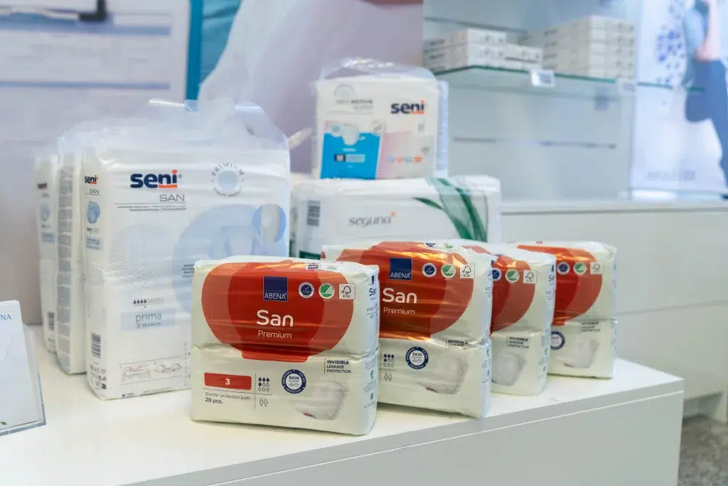 Detailansicht eines Regals im Pflegeshop mit verschiedenen Inkontinenzprodukten – übersichtlich präsentiert für diskrete und individuelle Versorgung im Pflegealltag
