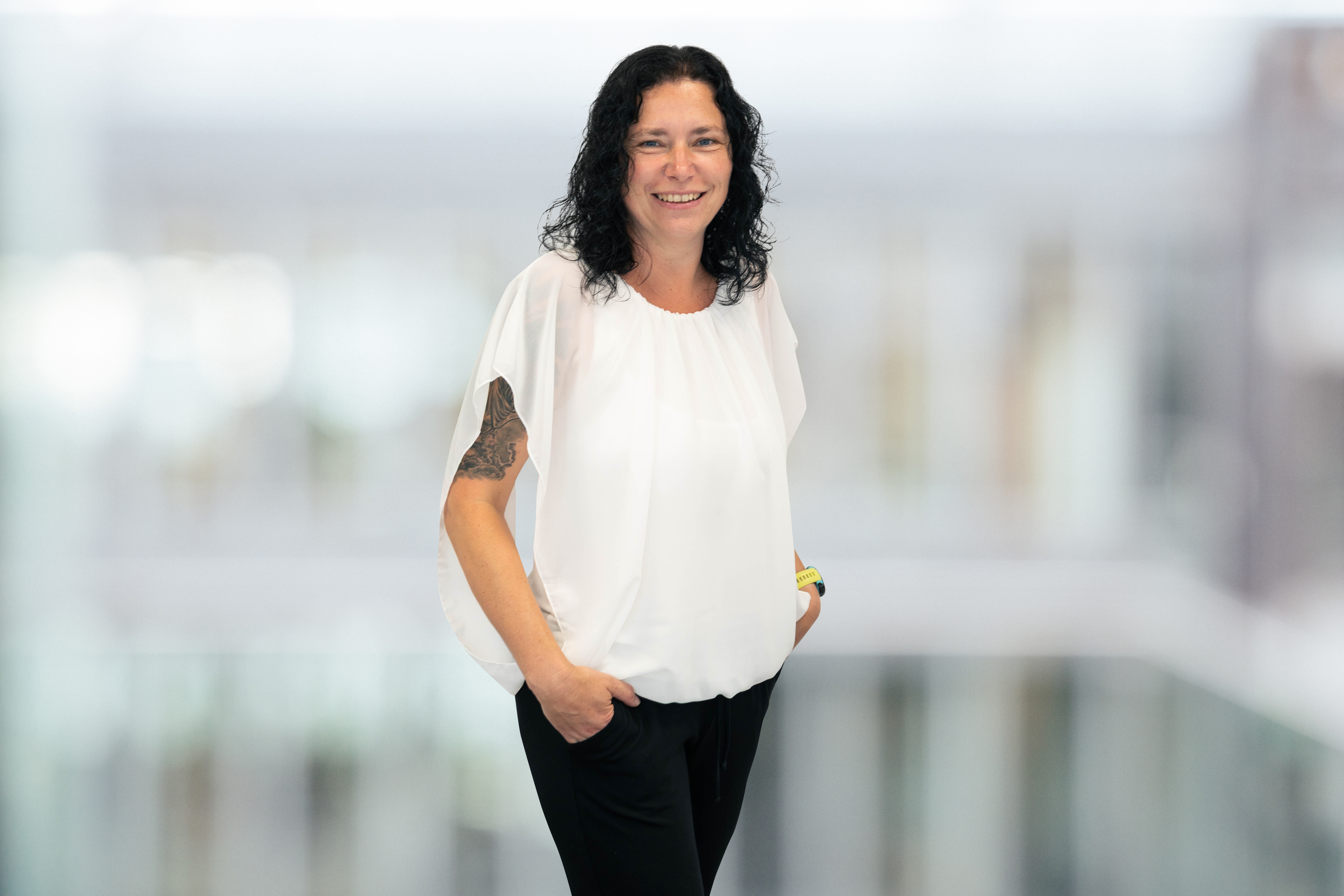 Portrait von Katja Weichmann, Ansprechpartnerin für die Praxisversorgung bei Gondermann Apotheken – freundlich lächelnd, vor neutralem Hintergrund