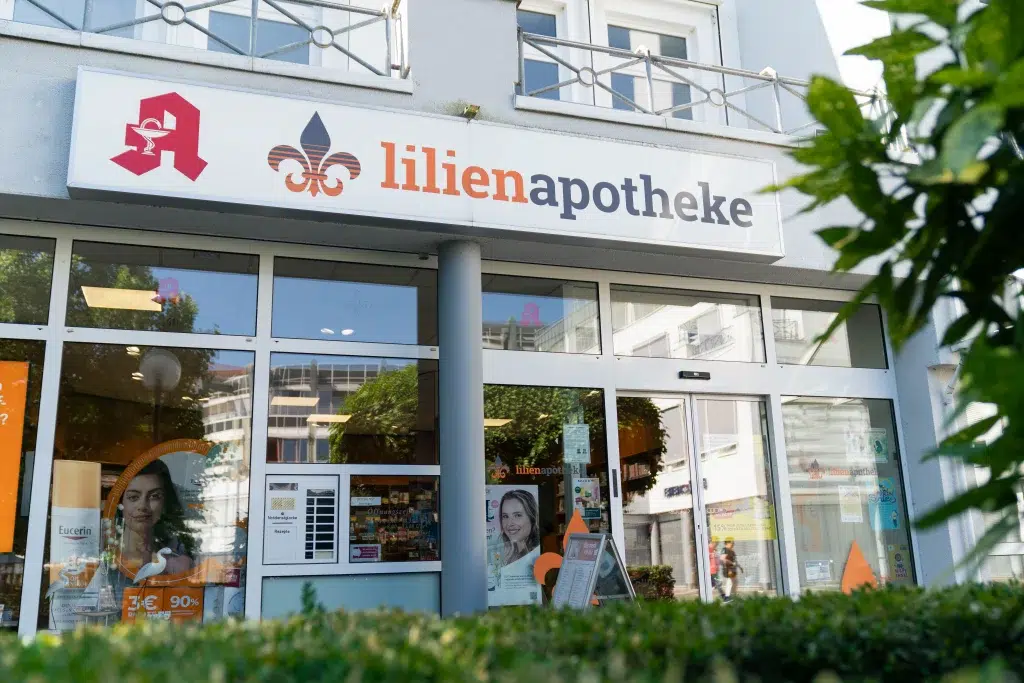 Lilien Apotheke Friedrichsdorf – freundliche Außenansicht der modernen Gesundheitsapotheke der Gondermann Apotheken mit persönlicher Beratung und zentraler Lage