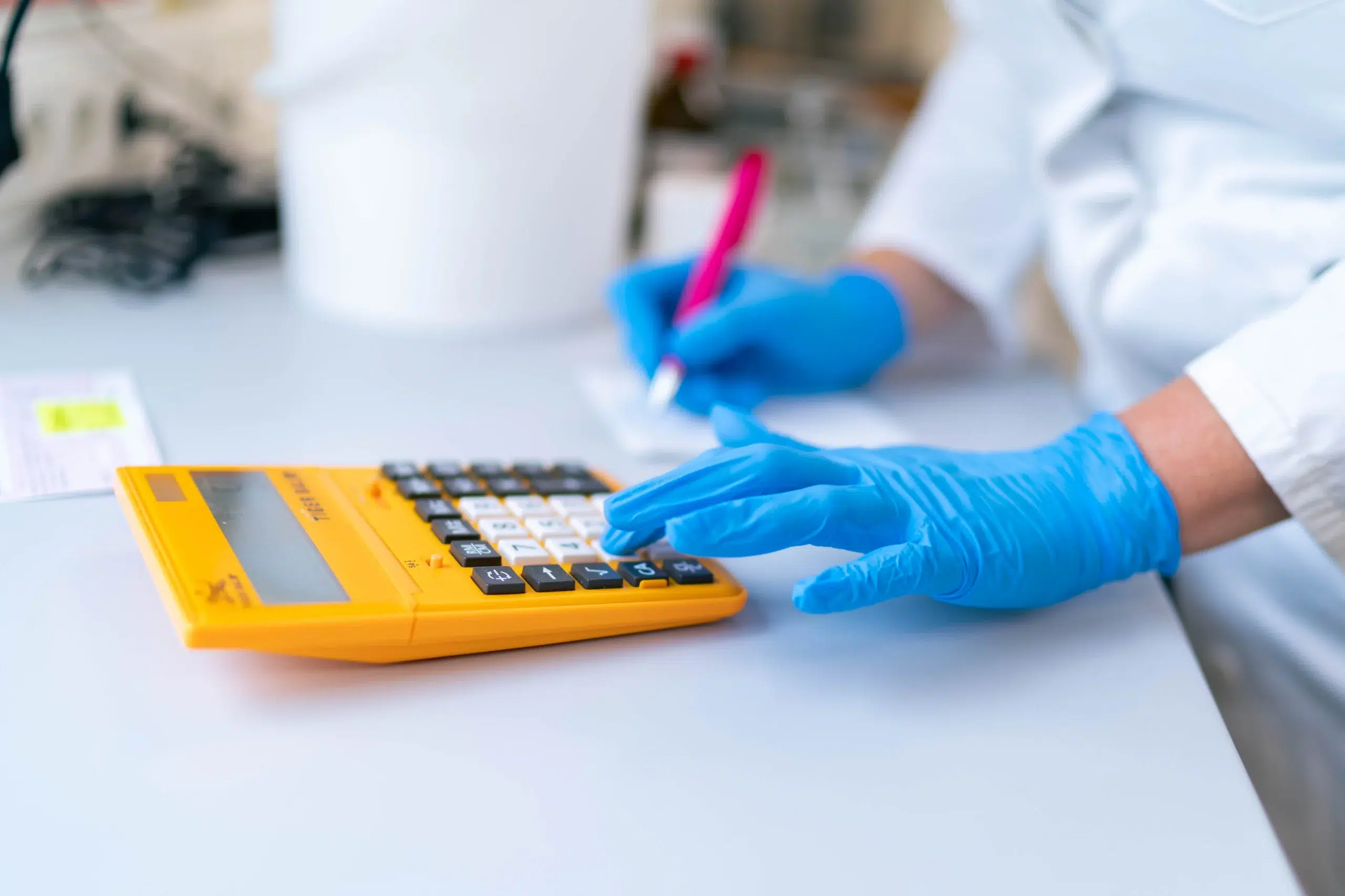 Persönliche Beratung durch eine Apothekerin an der Kasse – mehrere Arzneimittel liegen bereit.