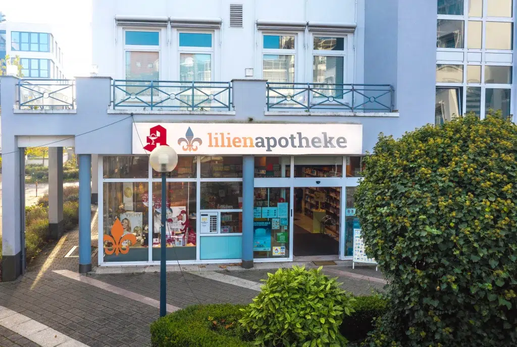 Außenansicht der Lilien Apotheke in Friedrichsdorf, Teil der Gondermann Apotheken – mit gut sichtbarem Apotheken-Schriftzug und Gebäudevorderseite