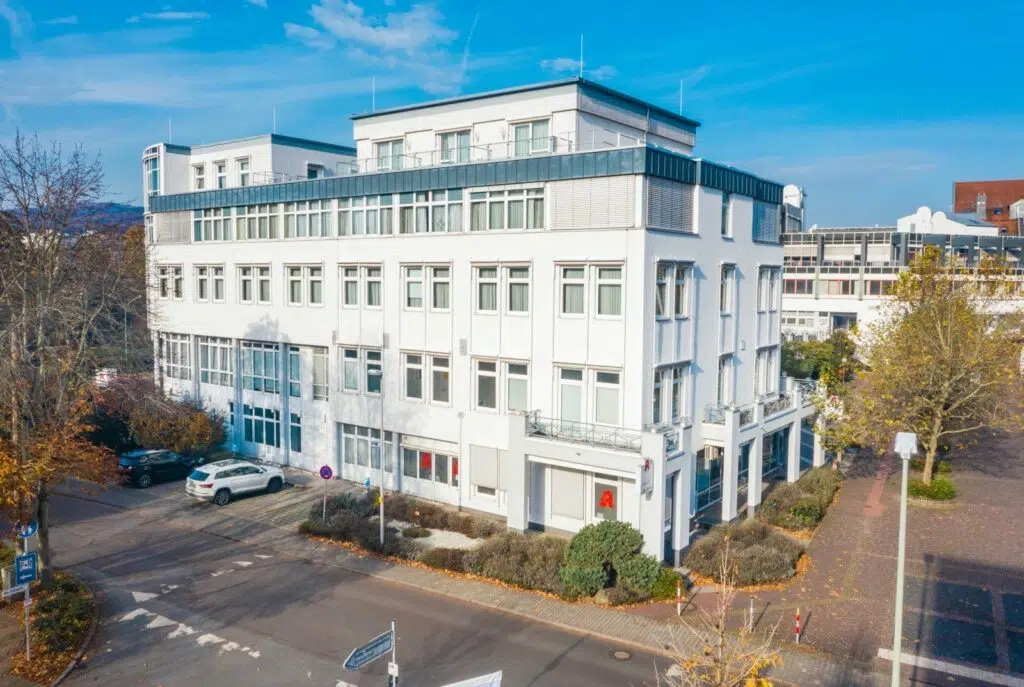 Luftbildaufnahme der Lilien Apotheke in Friedrichsdorf – moderne Apothekenfiliale im Taunus, eingebettet in zentrale Lage mit direkter Anbindung und persönlicher Gesundheitsberatung