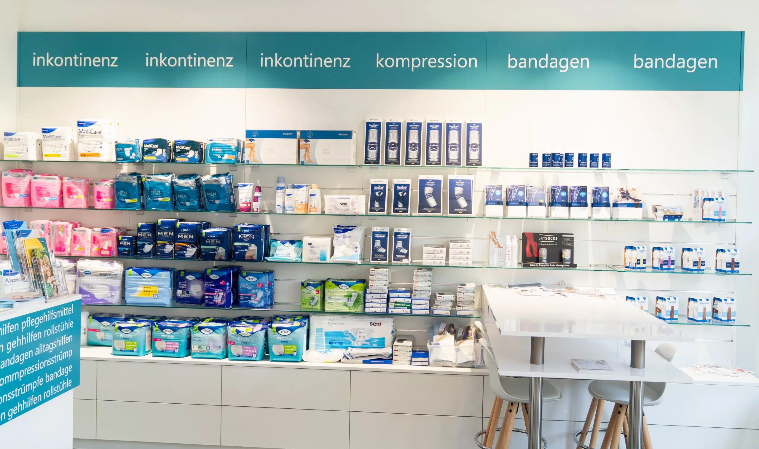Pflegeshop-Innenansicht mit gut gefüllten Regalen voller Pflegeprodukte und einer modernen Verkaufstheke im Vordergrund.