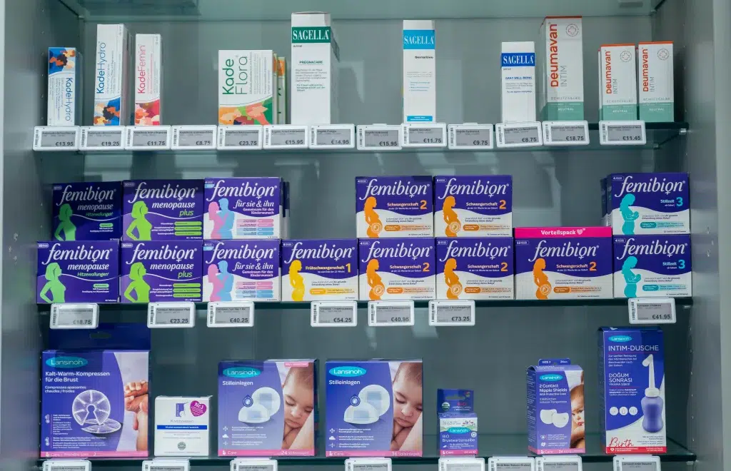 Regal in einer Gondermann Apotheke mit Produkten für Schwangerschaft und Stillzeit – hochwertige Pflegeartikel, Nahrungsergänzung und sanfte Unterstützung für Mutter und Baby