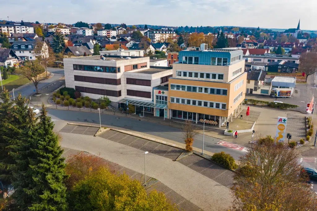 Drohnenaufnahme der Neuen Amts Apotheke in Bad Camberg – moderne Apotheke der Gondermann Apotheken mit zentraler Lage und umfassender Gesundheitsversorgung