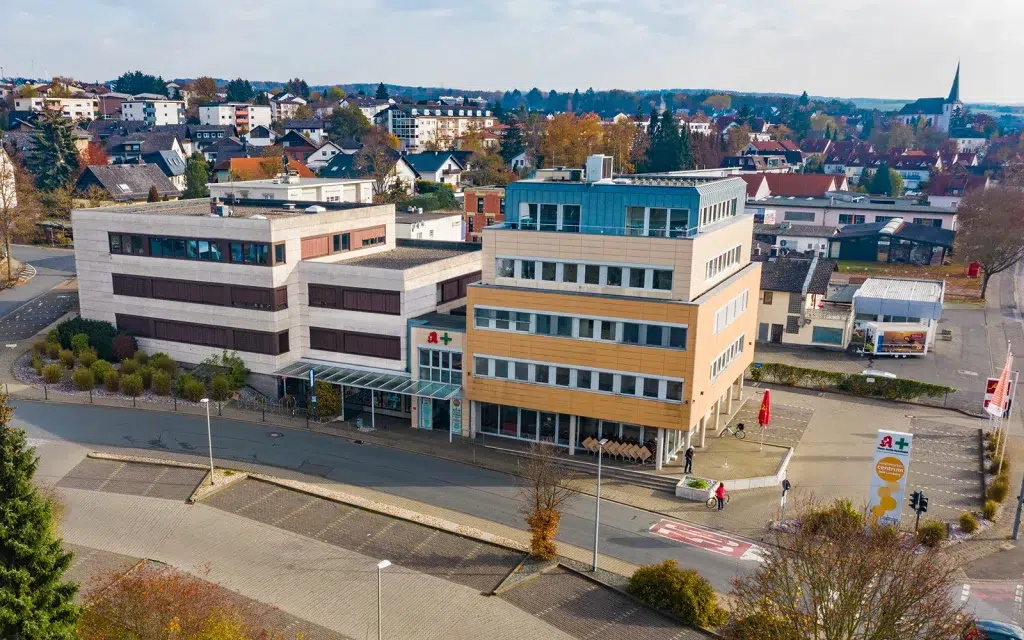 Außenansicht der Neuen Amts Apotheke im Ärztehaus Bad Camberg – Ihre moderne Apotheke für persönliche Gesundheitsberatung und rezeptfreie Medikamente