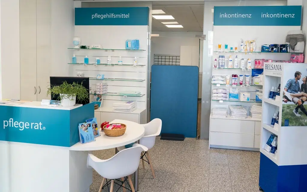 Innenansicht des Oranienpflegeshops der Gondermann Apotheken in Bad Camberg – moderne Präsentation von Pflegehilfsmitteln, persönliche Beratung und Versorgungskompetenz für Angehörige