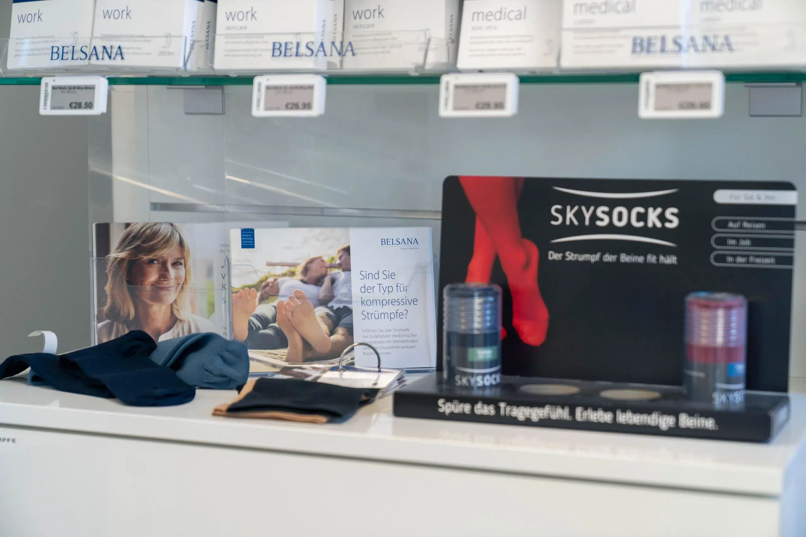 Regal im Oranienpflegeshop der Gondermann Apotheken mit Pflegehilfsmitteln, Inkontinenzprodukten und medizinischen Versorgungslösungen – kompetente Unterstützung für pflegebedürftige Menschen in Bad Camberg