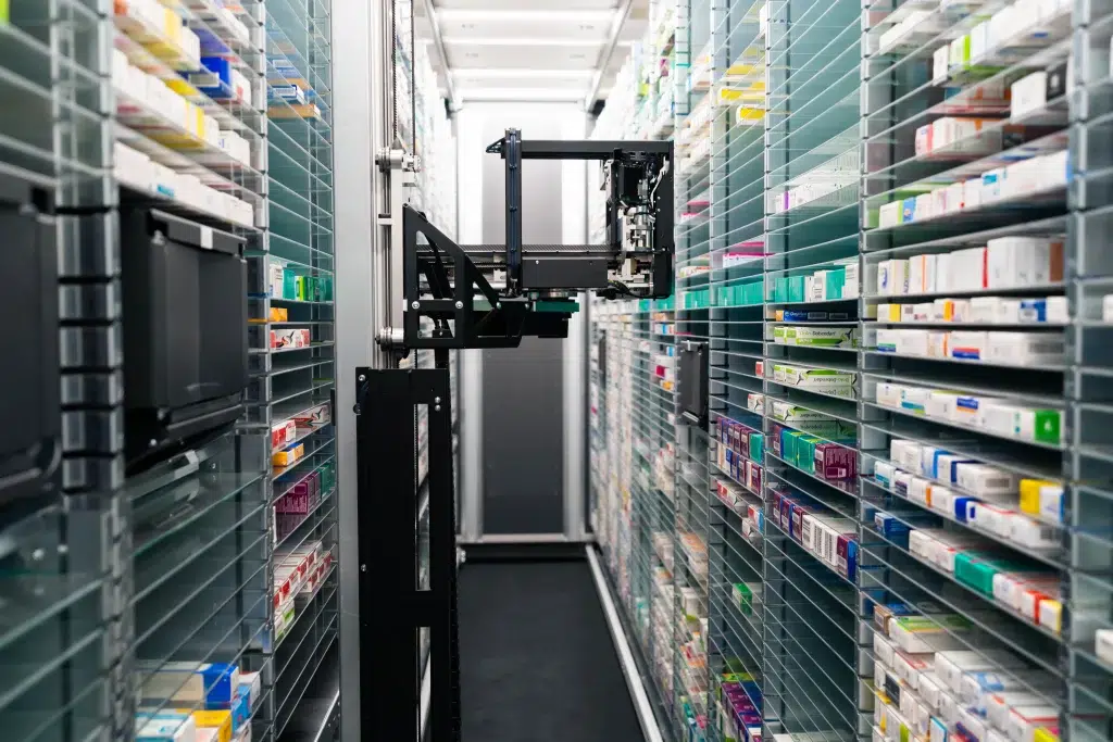 ROWA-Roboter im Einsatz – automatisierte Medikamentenlogistik in der Apothekenwarenwirtschaft.