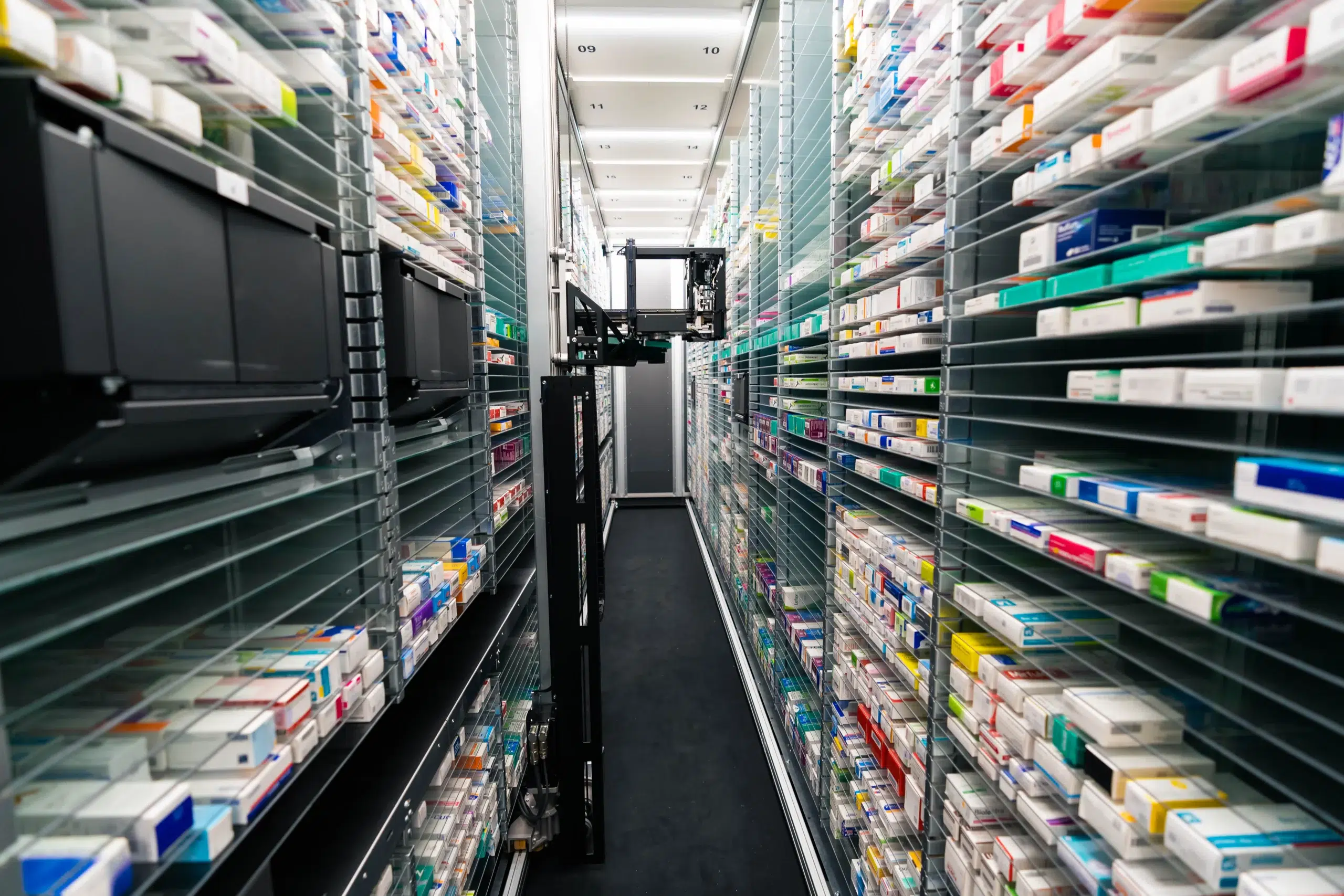 Innenansicht eines ROWA-Automaten zur digitalen Medikamentenlagerung und Kommissionierung in der Apotheke.