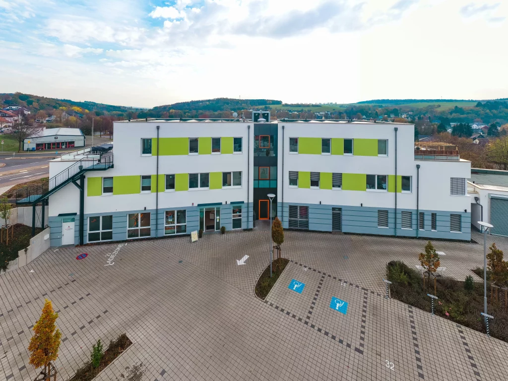 Seltrisa Apotheke in Selters – moderne Außenansicht mit barrierefreiem Zugang und zentraler Lage