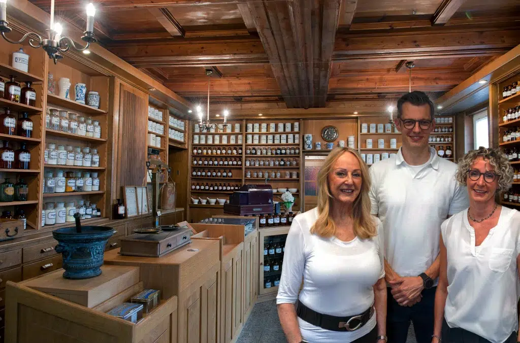 Die geschäftsführende Familie Gondermann vor der historischen Alten Amts Apotheke in Bad Camberg – von links nach rechts Cornelia, Achim und Claudia Gondermann, Symbol für pharmazeutische Tradition und moderne Familienführung