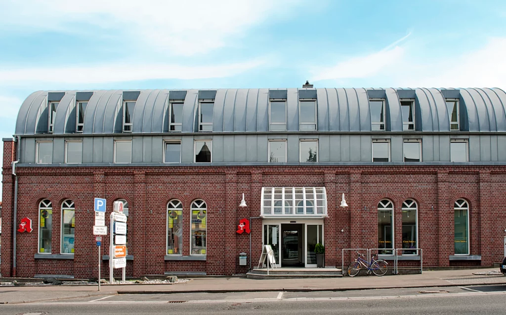 Außenansicht der Gondermann Apotheken am Standort Bahnhofstraße 29 in Bad Camberg – Sitz der Heimversorgung, zentraler Verwaltungsbereich und Oranienpflegeshop für Pflegehilfsmittel und Beratung